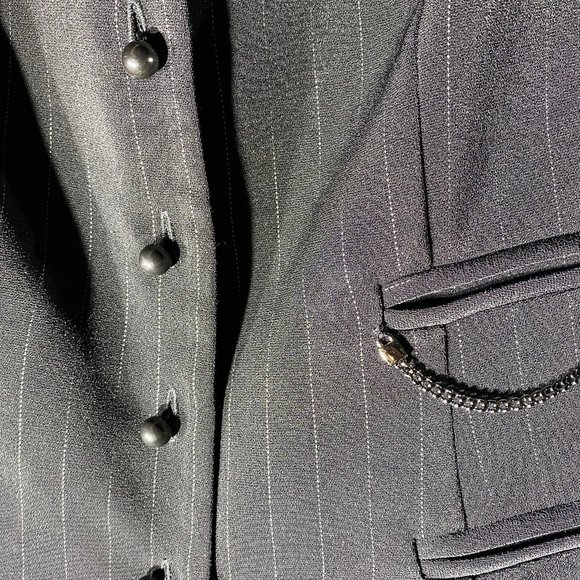 Vest - Drama - Picture 5 of 6